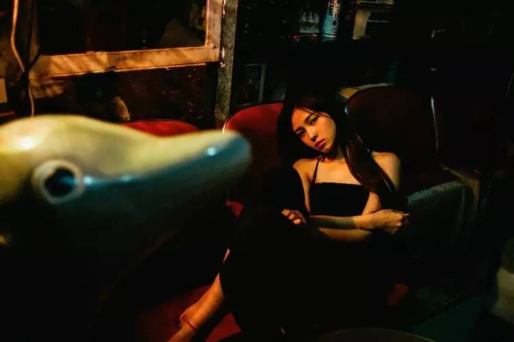 走进夜晚，拍一组让人迷恋的夜景人像