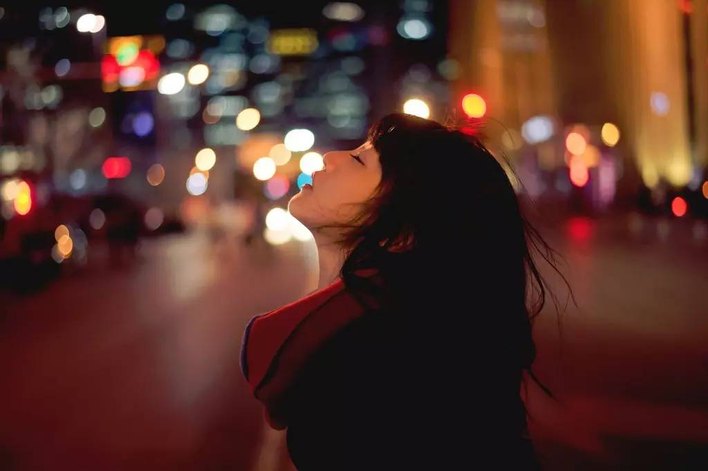 走进夜晚，拍一组让人迷恋的夜景人像
