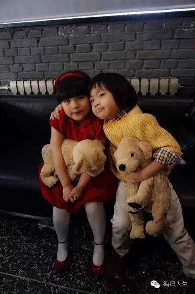 儿童毛衣怎么穿出时尚感,短款洋气小毛衣明星穿搭