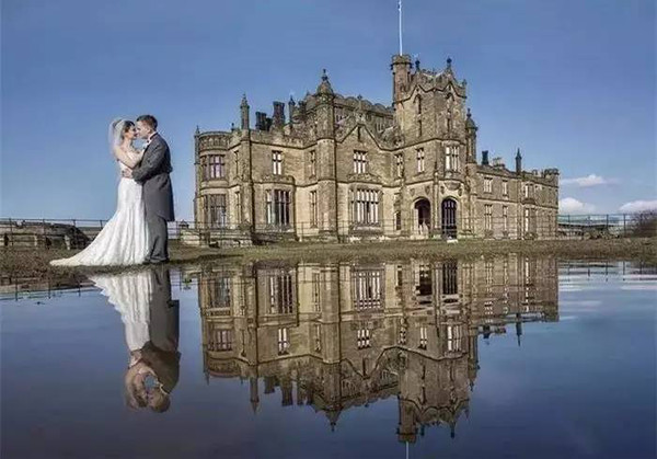 婚纱照俏皮可爱拍照姿势,摄影师给别人拍照的姿势