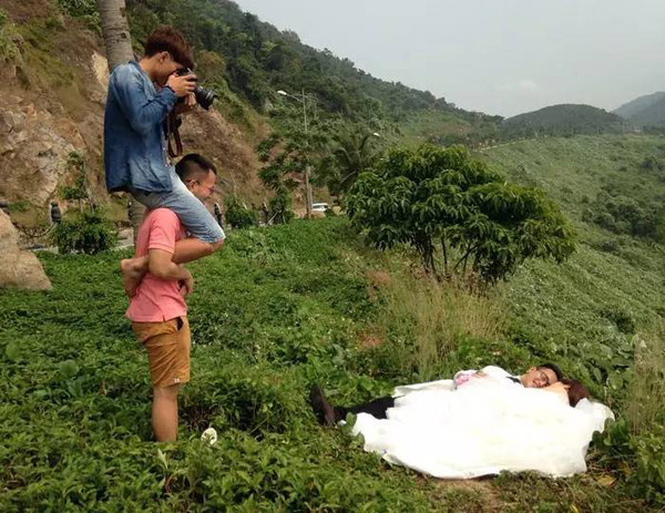 婚纱照俏皮可爱拍照姿势,摄影师给别人拍照的姿势