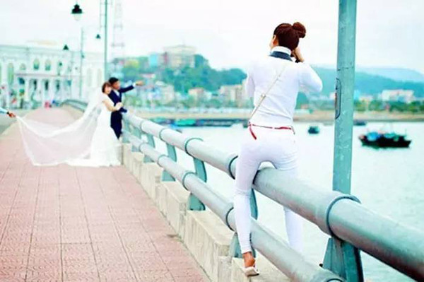 婚纱照俏皮可爱拍照姿势,摄影师给别人拍照的姿势