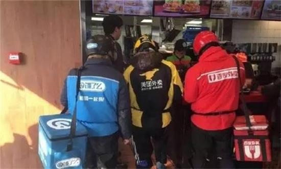 先亏掉3000万，他才把一碗泡面做到了1400亿