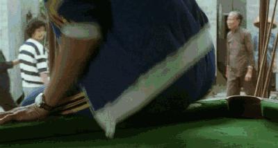 周星驰跳起来打台球片段,周星驰打桌球片段