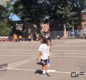 篮球场上的搞笑瞬间球没了,篮球场上的搞笑瞬间一脸懵逼