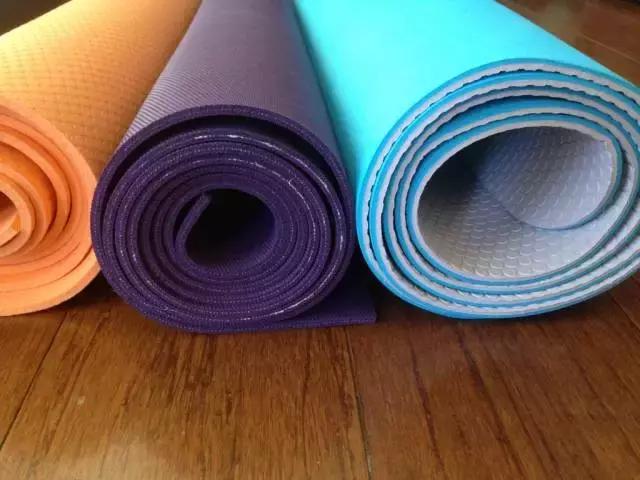 瑜伽初学者选择什么瑜伽垫,初学瑜伽在家练瑜伽垫如何选