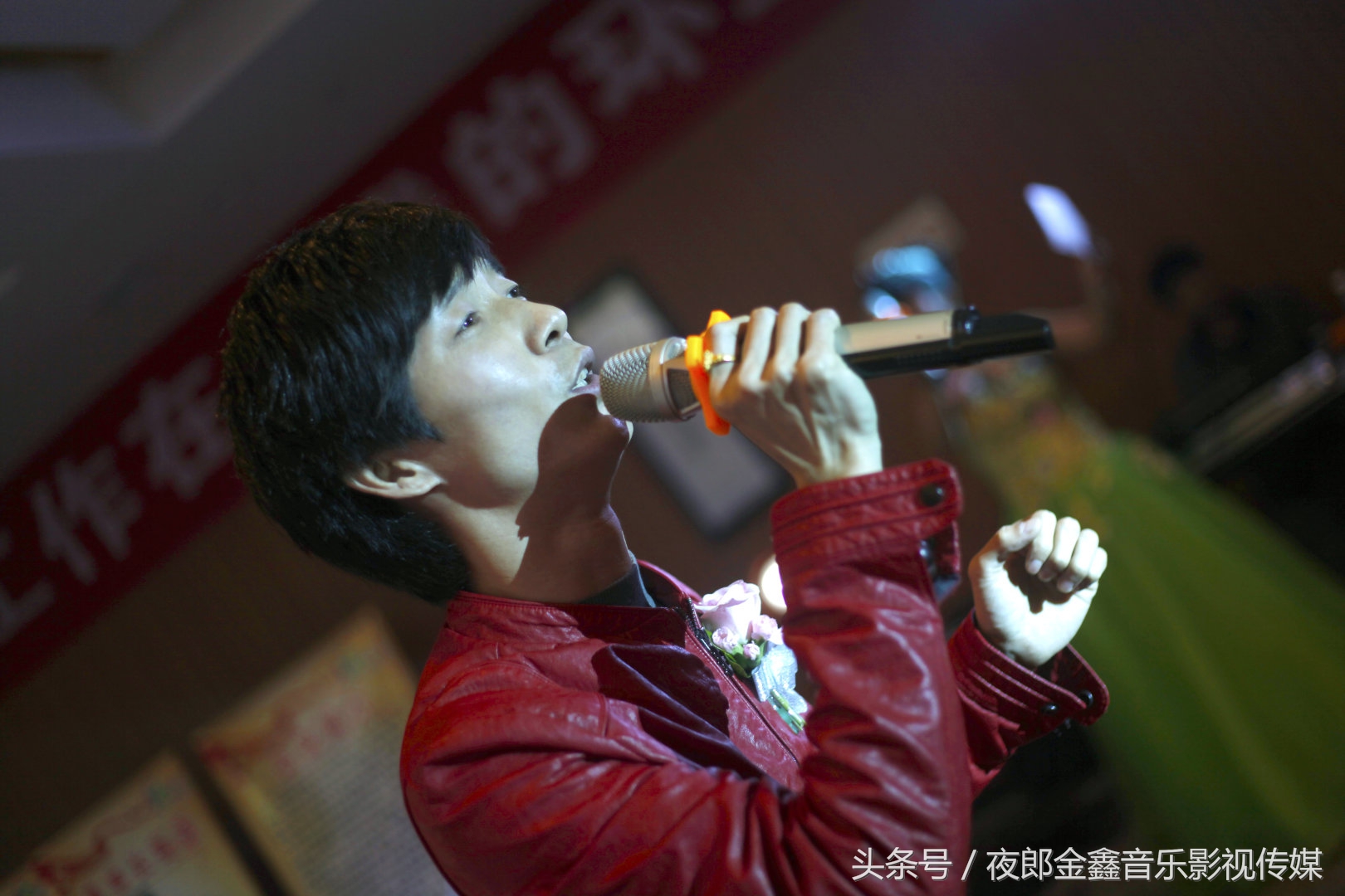 夜郎金鑫赞“城市黄玫瑰”义演环卫工人节