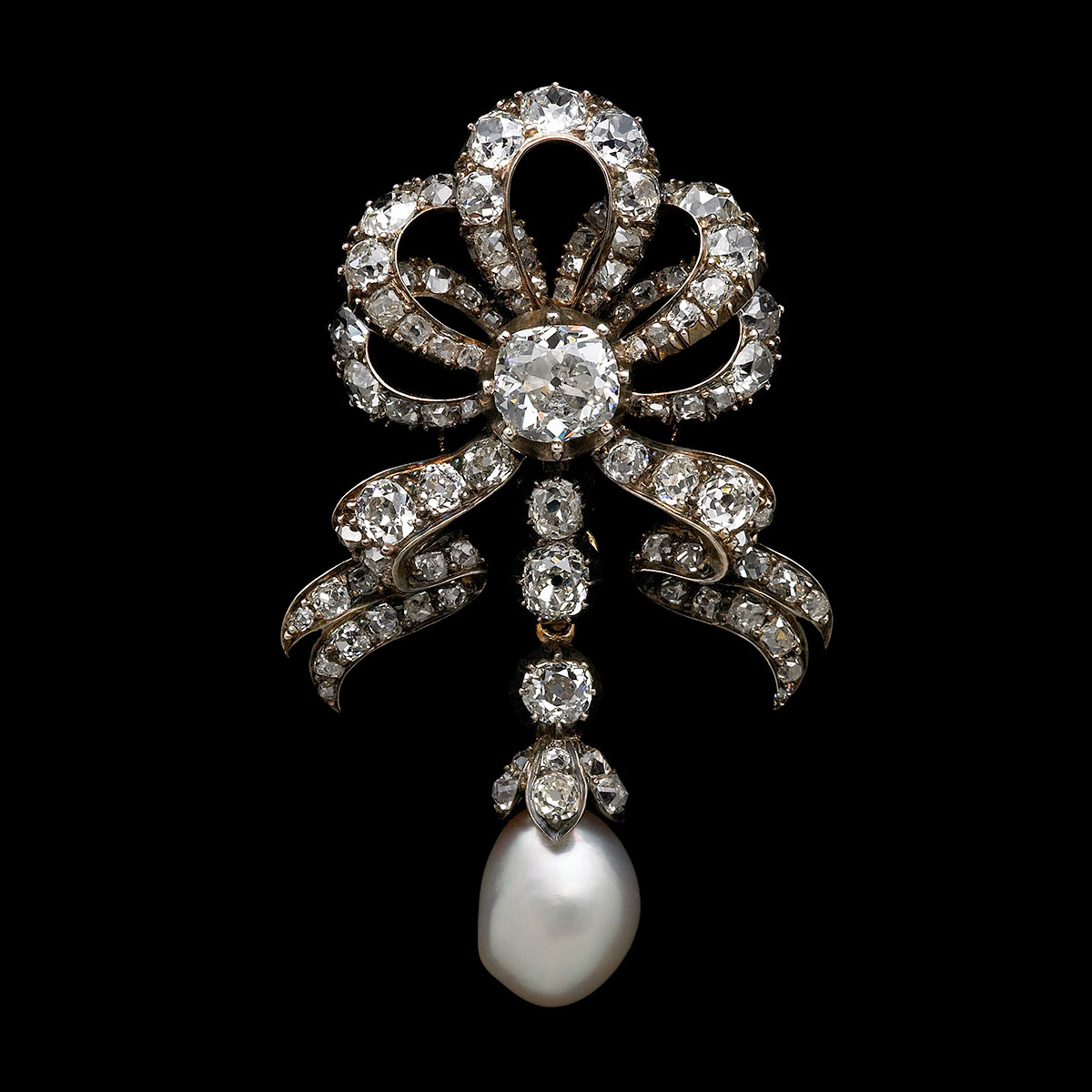 慈禧太后最漂亮的珍珠凤冠图片,万历皇帝的金丝皇冠被卖外国了吗