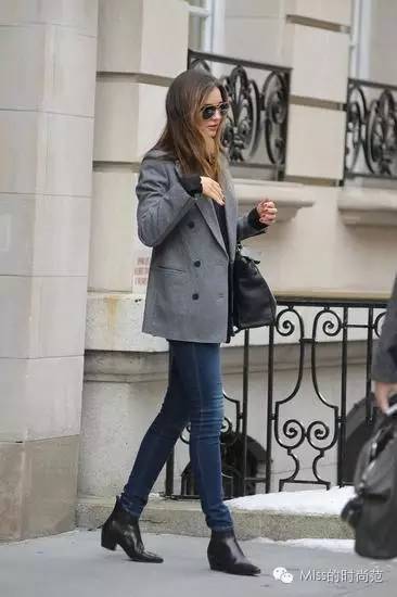 粗跟英伦风复古短靴怎么搭配,搭配短靴穿出时髦复古风格