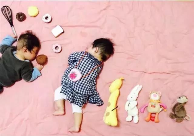 这个日本女人竟然对自己熟睡的孩子做出了这些......