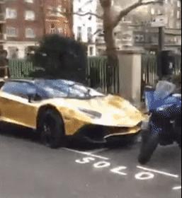 在女友的脖子上吻了个草莓被小侄女看到了