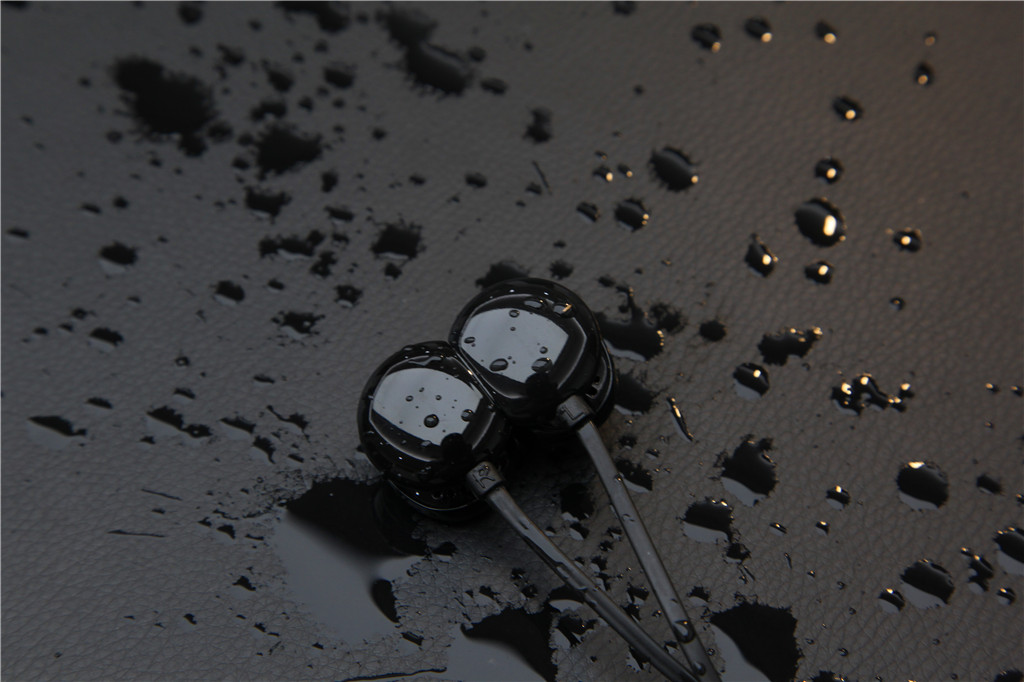 有线耳机唯一的好处是不怕没电,磁吸式耳机更换电池