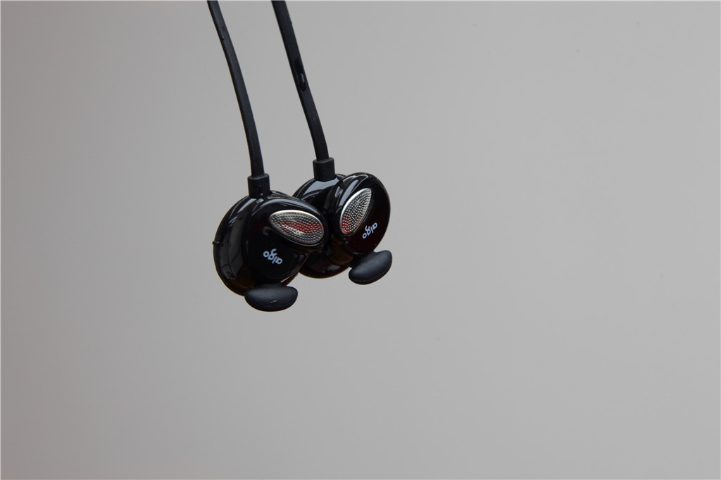 有线耳机唯一的好处是不怕没电,磁吸式耳机更换电池