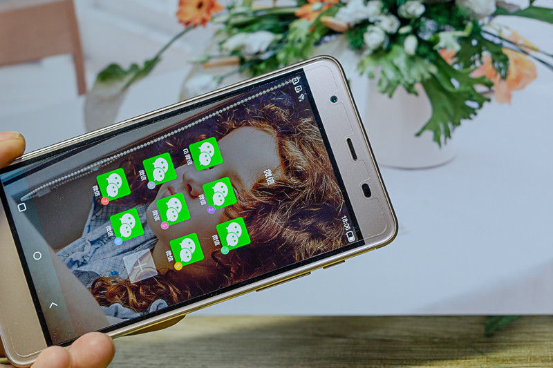 微信QQ能八开，刷脸手机小辣椒S33才安全