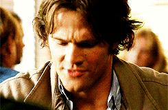 跟着练：握紧拳头，再松开，出现握拳无力、手抖晃动真要注意了