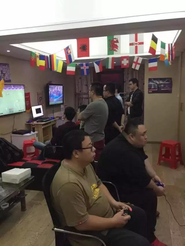 說到實況足球聯賽升班馬電競笑著說：“在座的都是垃圾！”