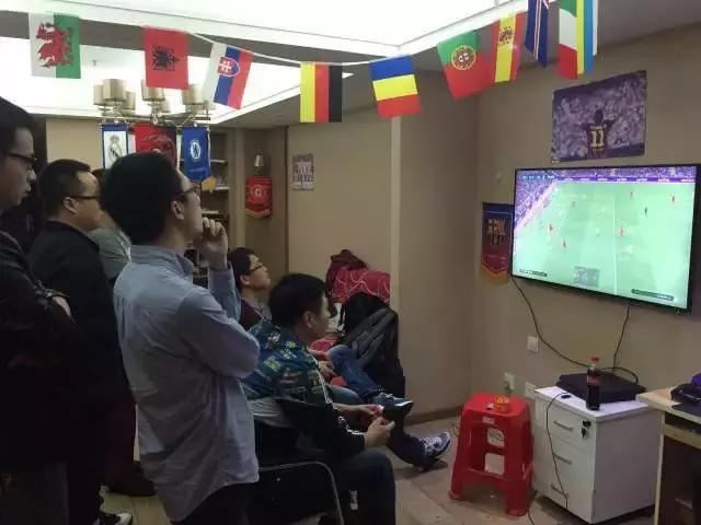 說到實況足球聯賽升班馬電競笑著說：“在座的都是垃圾！”