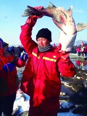 华夏丨踏雪捕鱼架铁锅，镜泊跃美