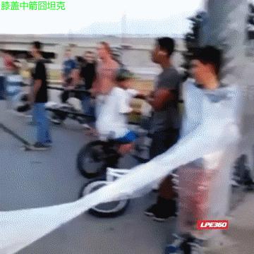 老湿机爱搞笑gif图：现实版少林足球