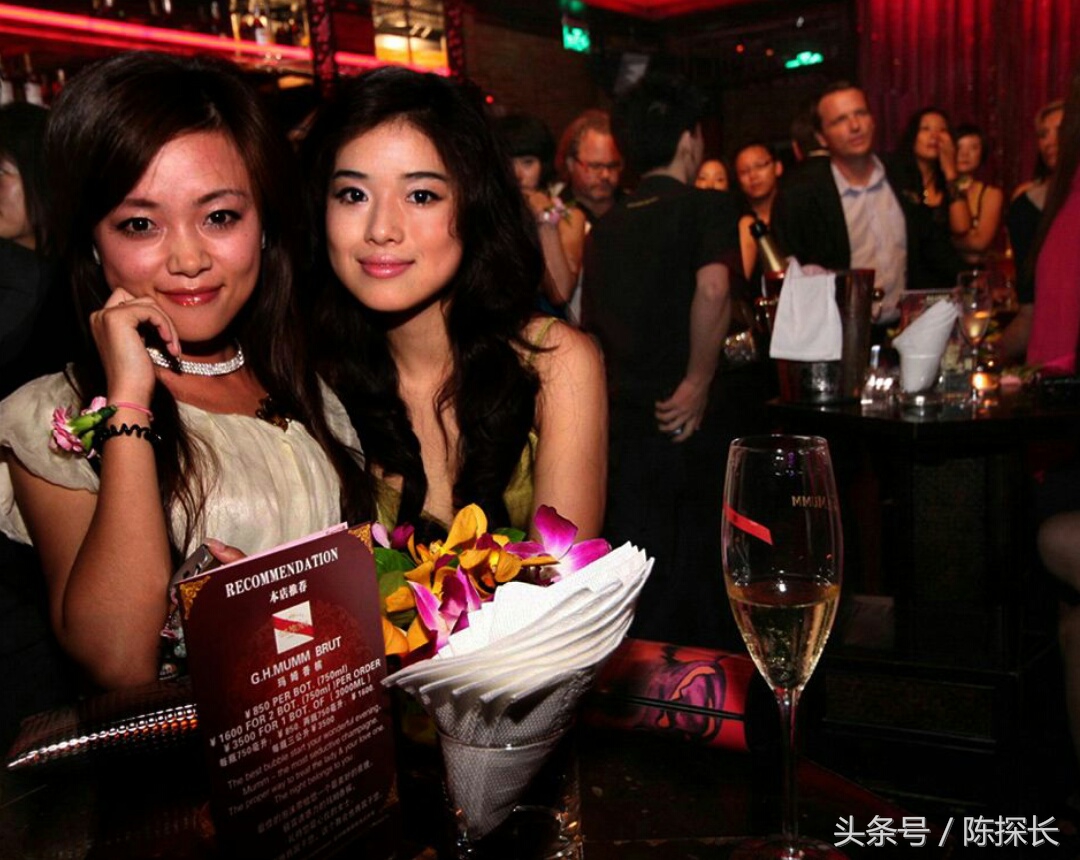 深圳灯红酒绿的酒吧街，年轻的美女搂着外国男友在这里消费青春！