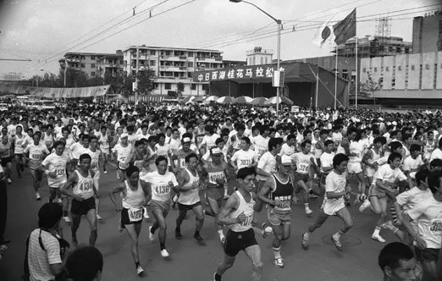 小微拼尽洪荒之力，全程记录杭马！杭州人30年前这样开跑