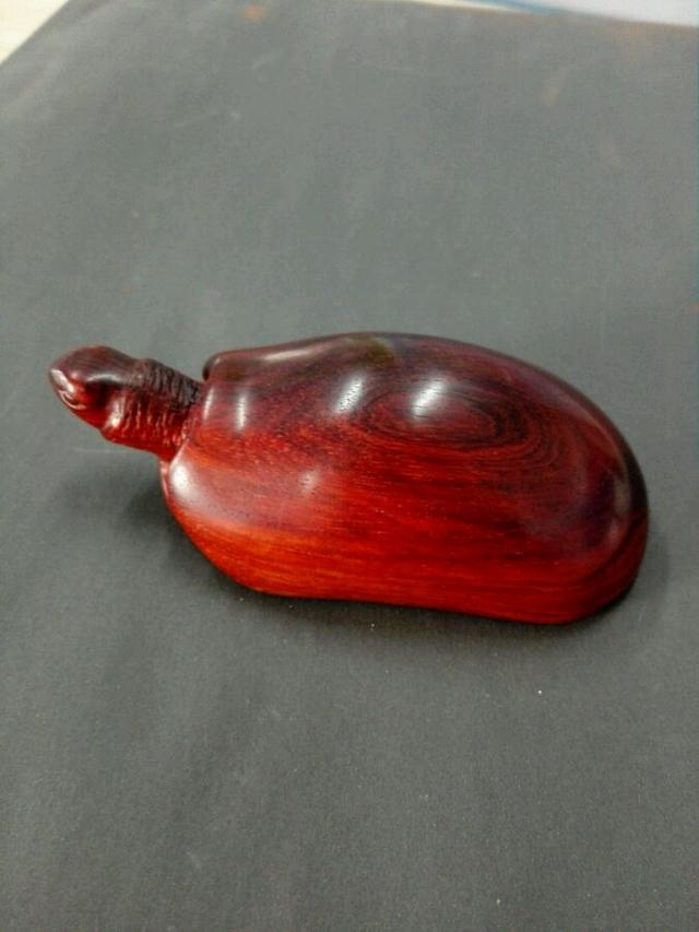 从朋友那抢了块料子，心情不好雕个乌龟王八蛋！