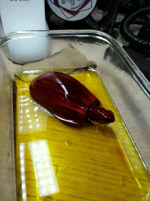 从朋友那抢了块料子，心情不好雕个乌龟王八蛋！