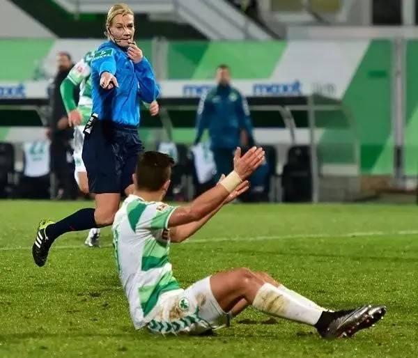 有点像屌丝女士，同意的赞起