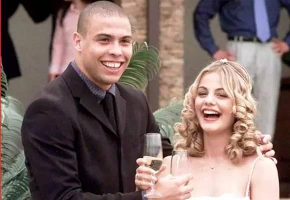 有点像屌丝女士，同意的赞起