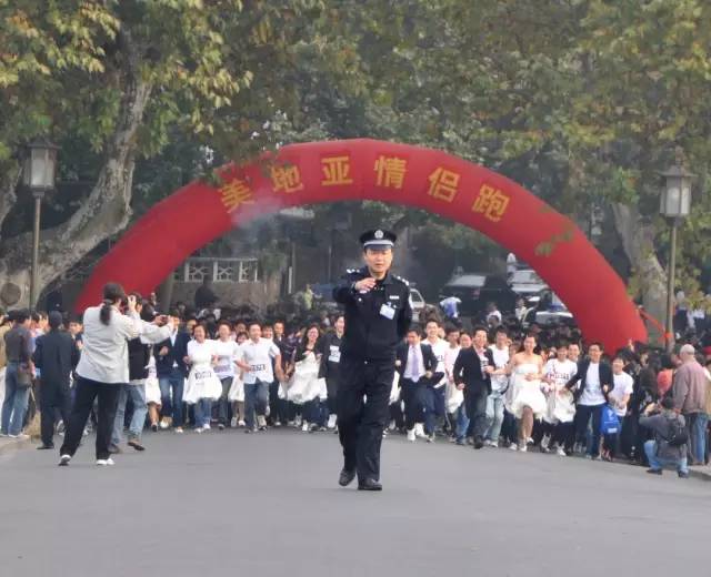 小微拼尽洪荒之力，全程记录杭马！杭州人30年前这样开跑