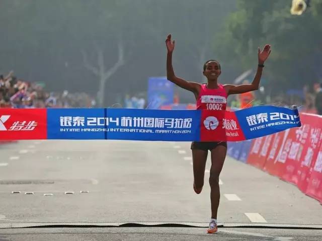 小微拼尽洪荒之力，全程记录杭马！杭州人30年前这样开跑