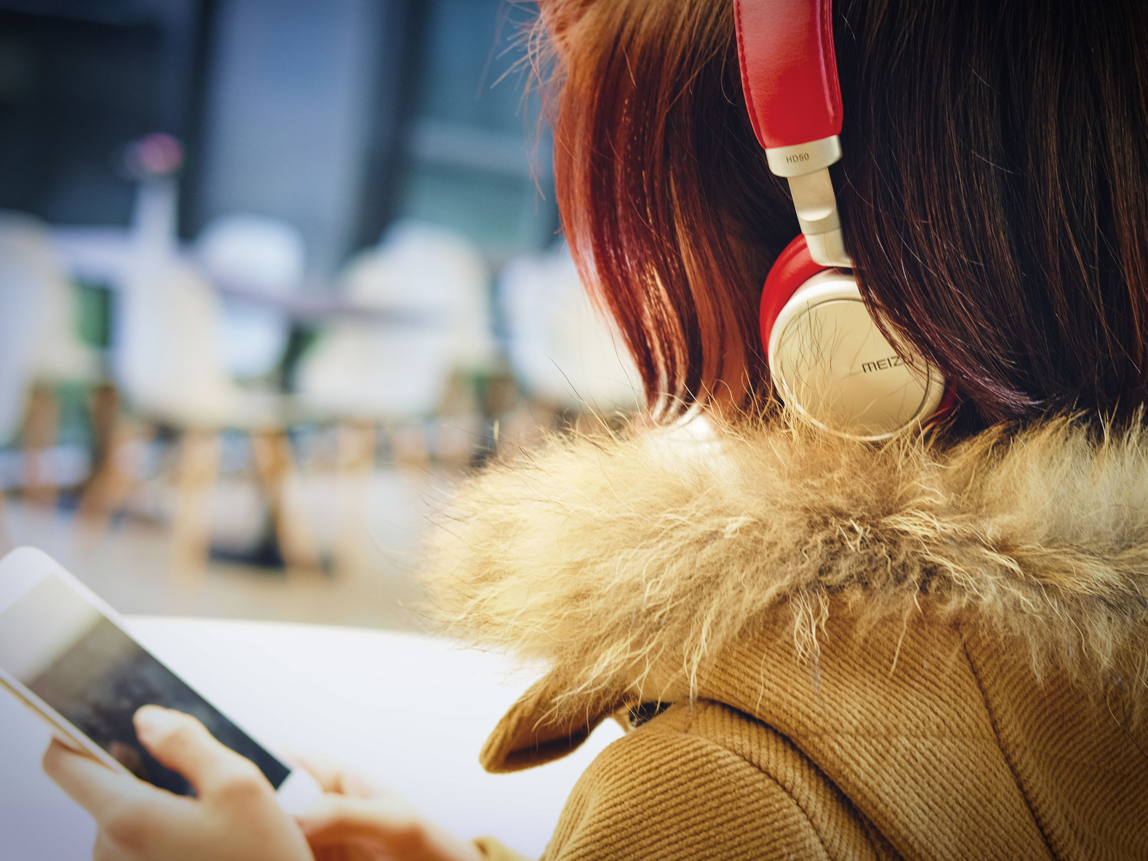 一款戴出门很拉风的头戴耳机！魅族HD50红色版上手体验！