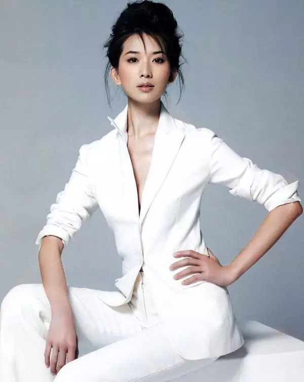 杨幂的胸是假的？还有哪些女星的胸真假难辨？