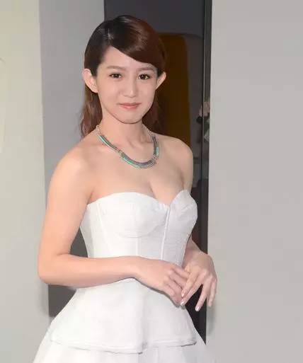 杨幂的胸是假的？还有哪些女星的胸真假难辨？