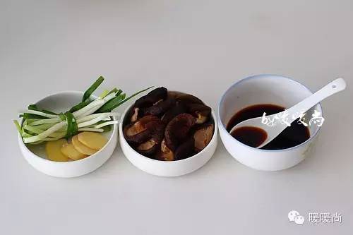 一只“满腹经纶”的荷香福包鸡