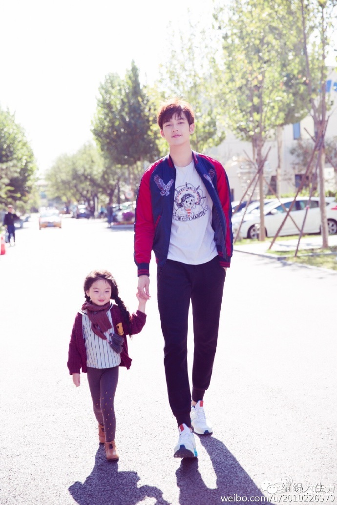 儿童毛衣怎么穿出时尚感,短款洋气小毛衣明星穿搭