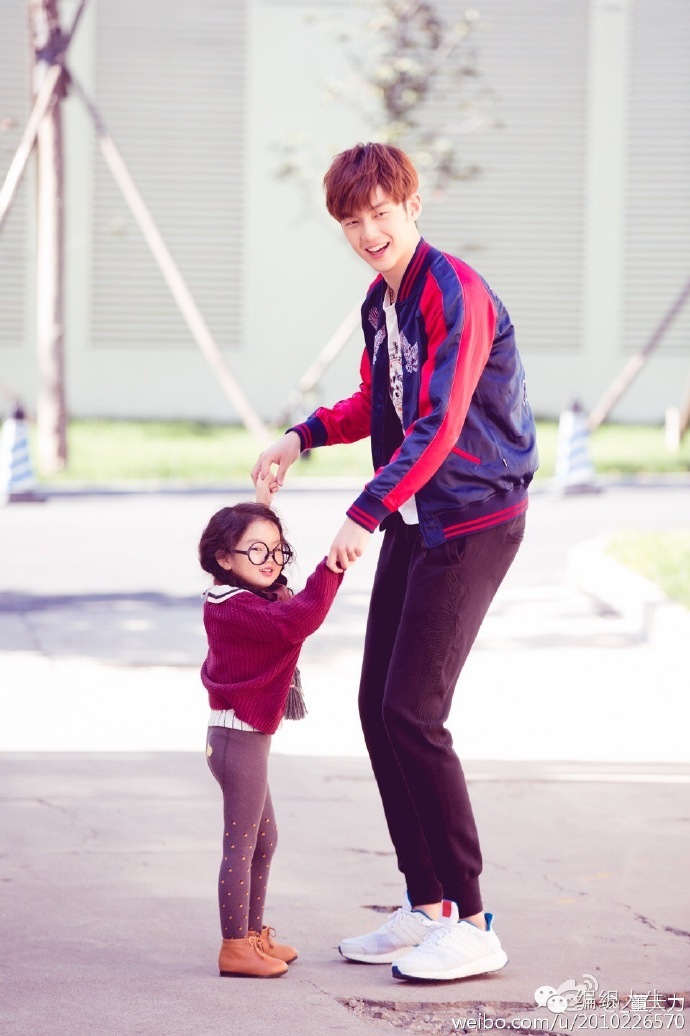 儿童毛衣怎么穿出时尚感,短款洋气小毛衣明星穿搭