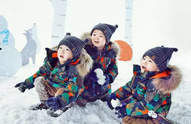 儿童毛衣怎么穿出时尚感,短款洋气小毛衣明星穿搭