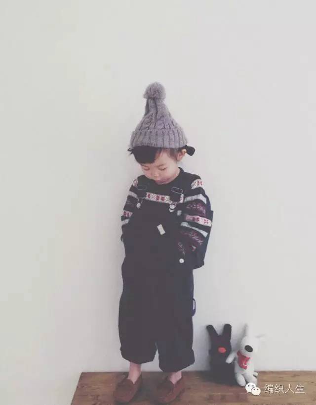 儿童毛衣怎么穿出时尚感,短款洋气小毛衣明星穿搭