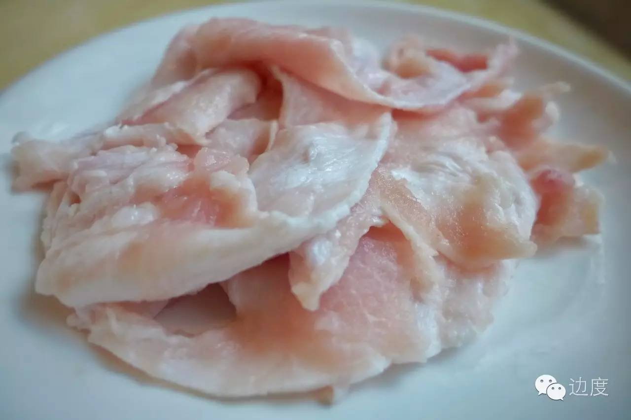 这个店家精通庖丁解猪的绝技，竟能把猪杂分成三十多个精品，让你吃到不同的美味与新鲜