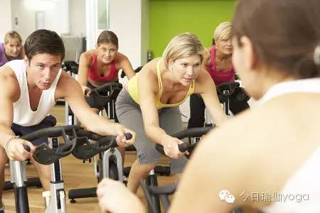 哑铃健身减肥最快的方法,哑铃健身减肥计划表图片