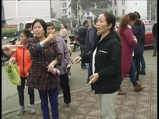 绍兴一老师打女童,西安小学教师连扇女生数十耳光