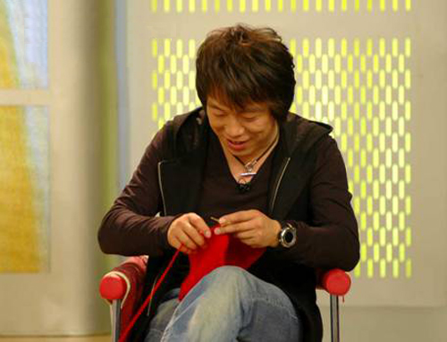 这个男人太神奇！会唱会跳有腹肌，还会边织毛衣边撒娇···