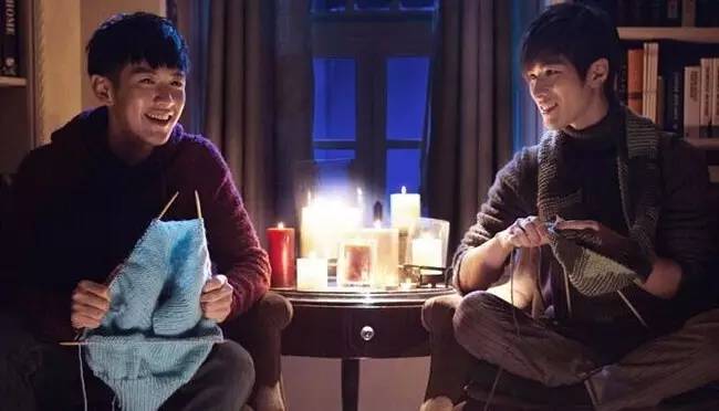 这个男人太神奇！会唱会跳有腹肌，还会边织毛衣边撒娇···