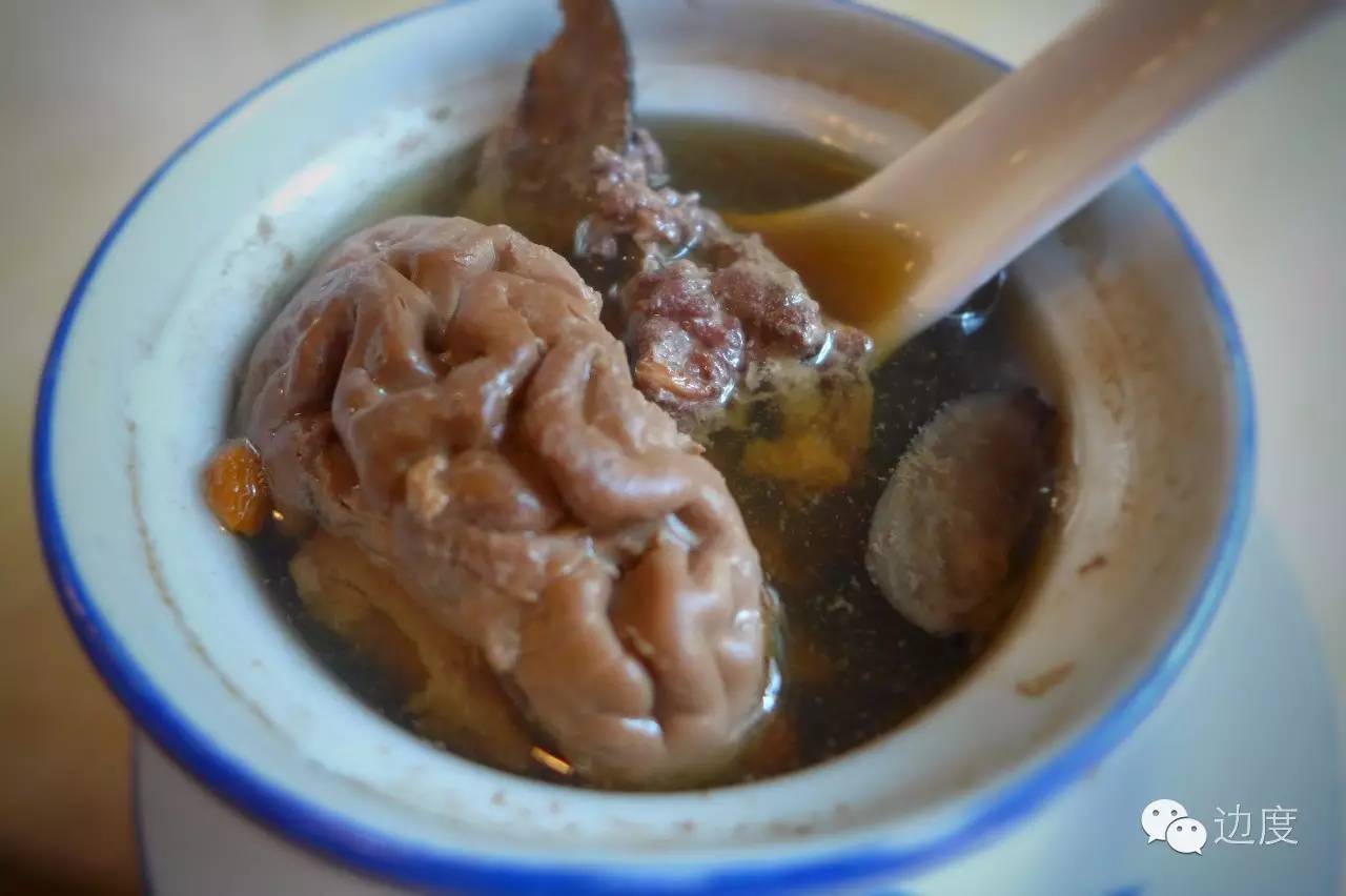 这个店家精通庖丁解猪的绝技，竟能把猪杂分成三十多个精品，让你吃到不同的美味与新鲜