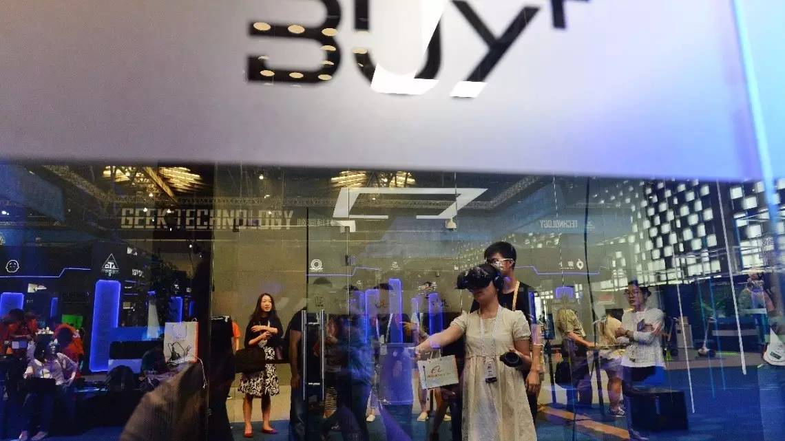 观点|天猫的VR购物、AR抓猫到底给时装品牌带来了哪些效益？