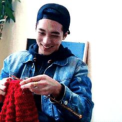 这个男人太神奇！会唱会跳有腹肌，还会边织毛衣边撒娇···