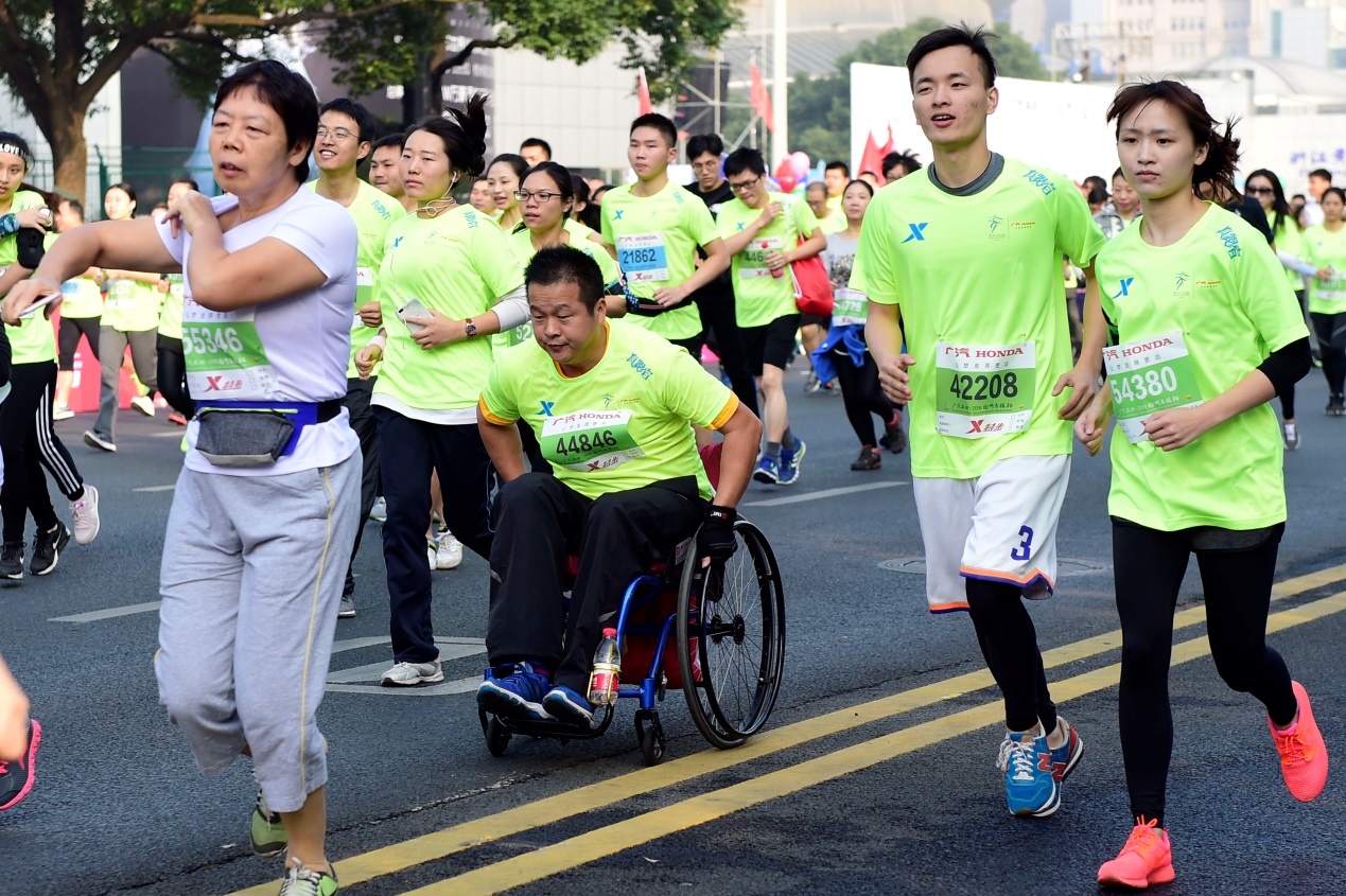 小微拼尽洪荒之力，全程记录杭马！杭州人30年前这样开跑