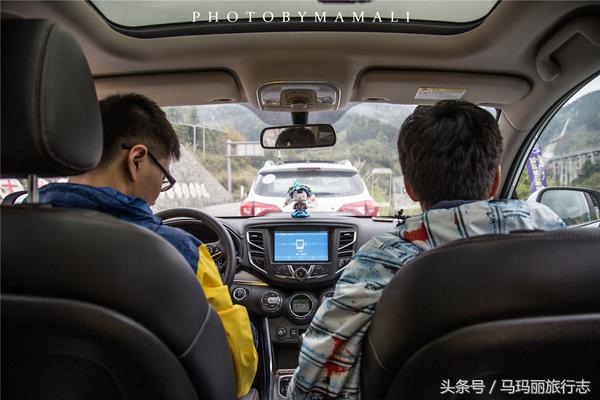 上山割茅草编茅草筐,农村割草竹筐手工编织教程