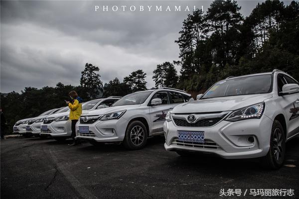 上山割茅草编茅草筐,农村割草竹筐手工编织教程